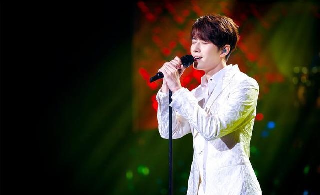 音樂舞臺上的璀璨之星,男性唱歌明星風采展示