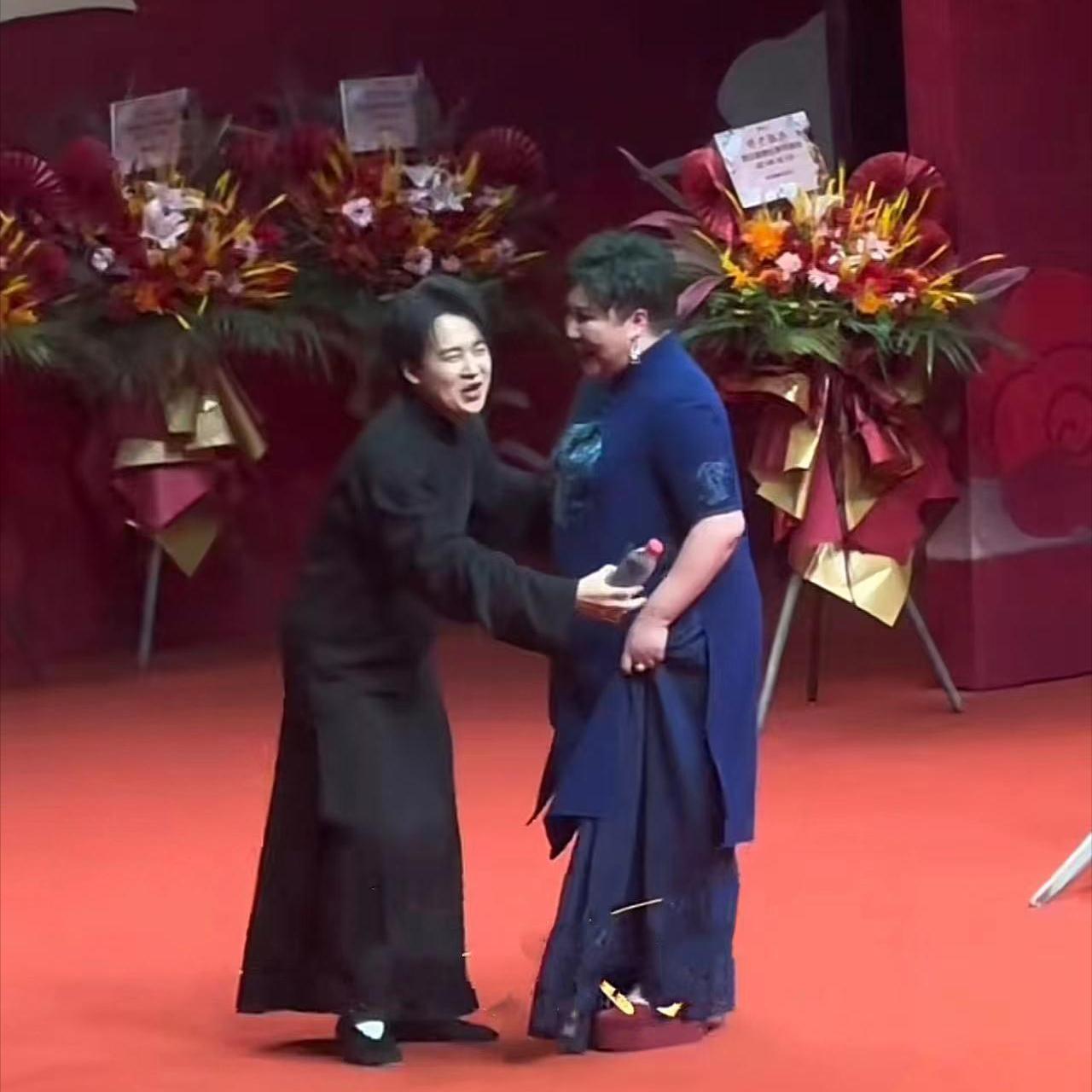 王佩瑜新視頻揭秘小巷特色小店,獨特風味,必探之地