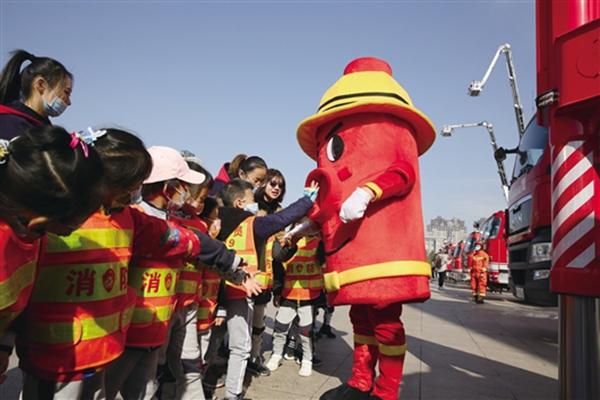 消防動漫人物,高科技守護(hù)者,點(diǎn)亮安全之光之光榮使命的守護(hù)者。