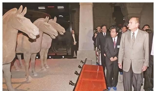 女兵最新發型規范揭秘,時尚與紀律并存的長發造型標準